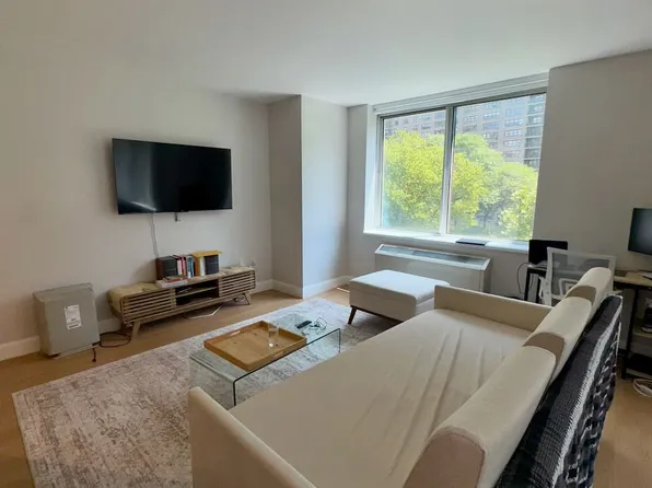 160 Riverside Boulevard image 1 of 7