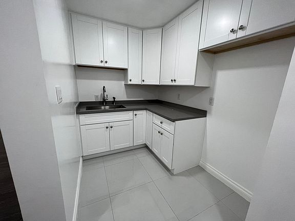 4th image of 1170 N Bronson Ave