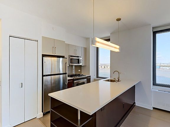5th image of 312 11th Ave APT 32H