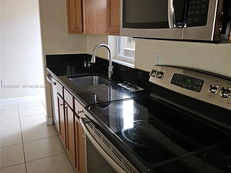 17066 SW 95th Ter — Photo 12