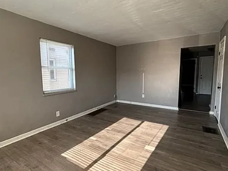 411 Ryburn Ave — Photo 2