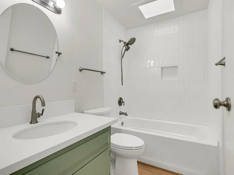 Hallway full bathroom with tub