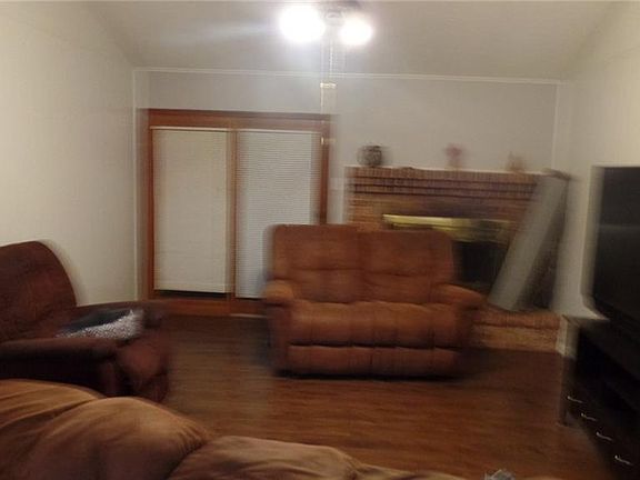 3rd image of 921 Meadowdale Cir