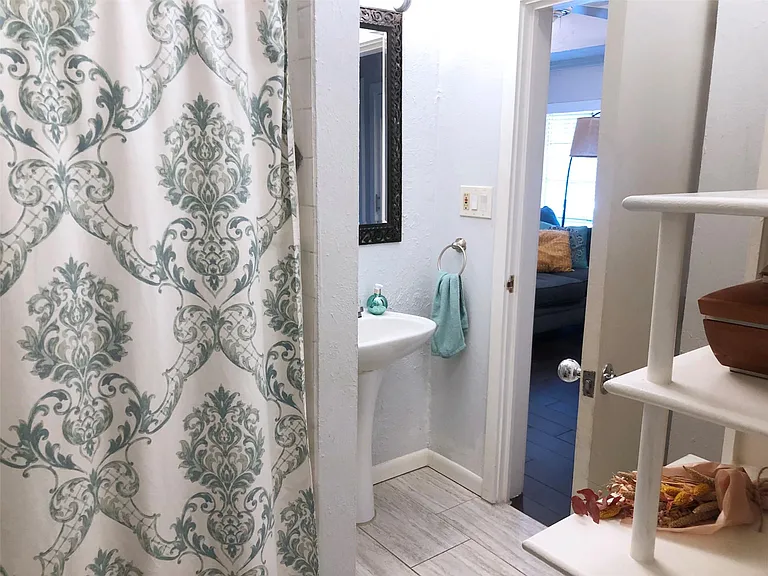 2510 Whitney St #3 — Photo 9