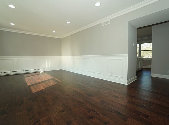 3rd image of 916 Rosary Ln