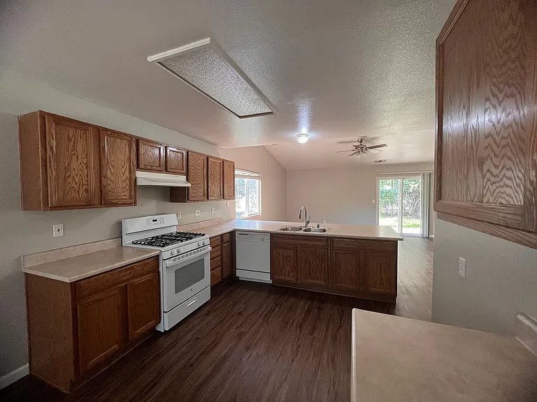 1692 Mount Whitney Ave — Photo 2