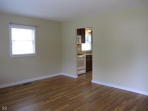 3rd image of 602 E Maxwell Ln