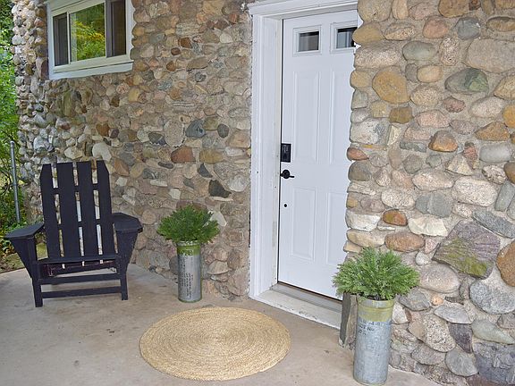 4th image of 2053 W Park Ln