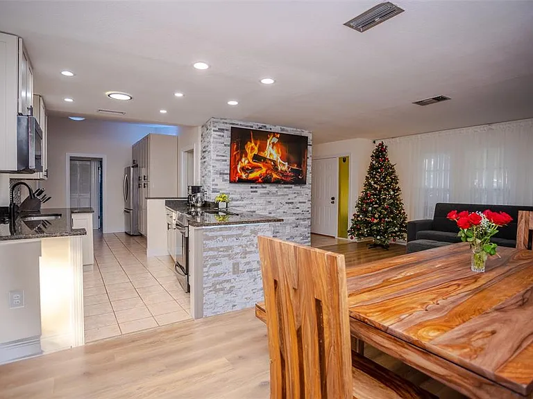 2719 Forest Knoll Dr — Photo 6