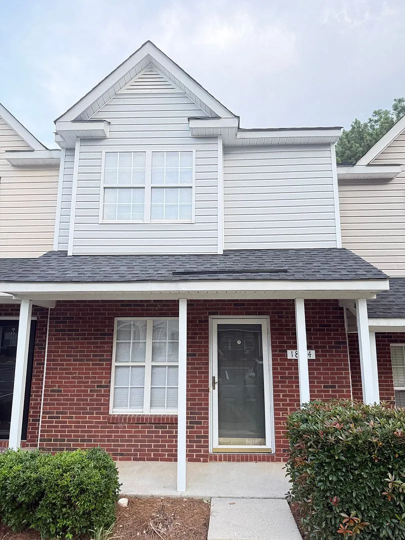 Pet-Friendly 2BR Townhome with 2 Ensuite Baths, Community Pool & Fenced Patio — Photo 1