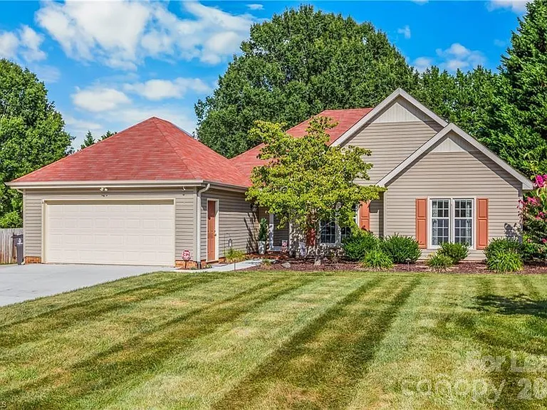 545 Adams Ct — Photo 1