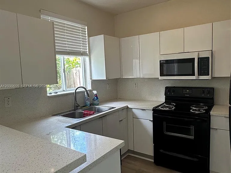 2330 SE 10th St #2330 — Photo 5