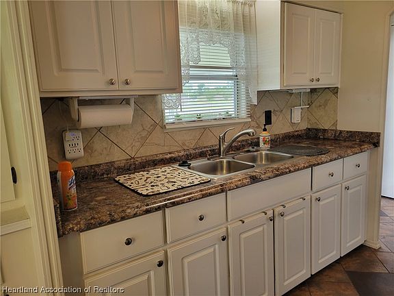 5th image of 313 Yellow Willow St