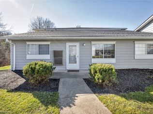 27069 Oakwood Cir APT 101W, Olmsted Falls, OH 44138