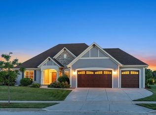 W78N401 Ridgeway Ln, Cedarburg, WI 53012