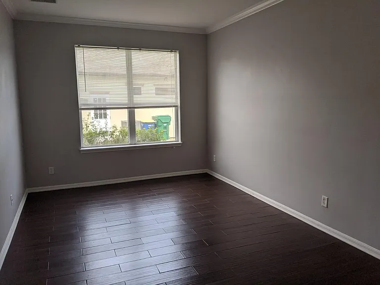 750 Lake Cove Pointe Cir — Photo 10