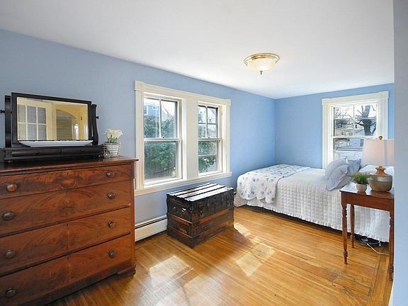 4th image of 40 Woodbury St