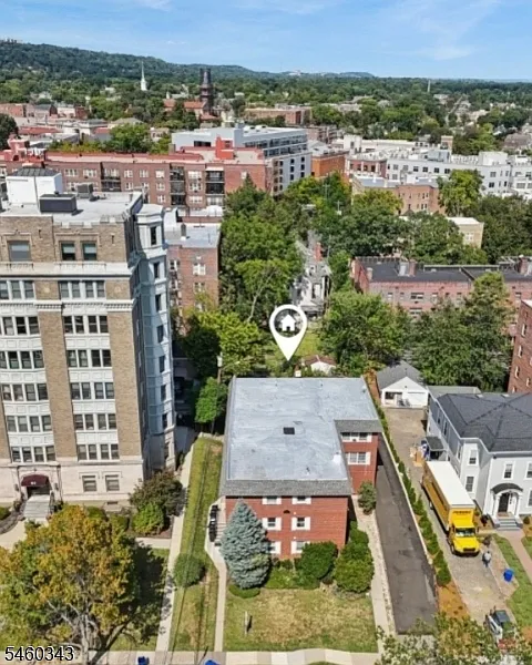 2 bed, 1.0 bath, 900 sqft, $2,500 — Photo 2