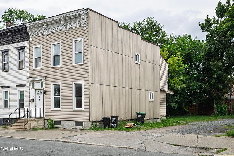 3rd image of 19 N Lake Avenue