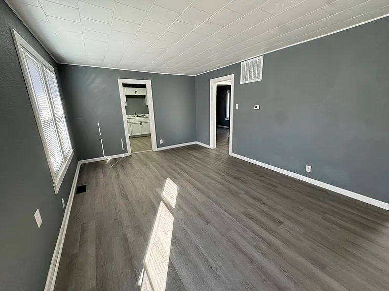 1004 E Dixon St — Photo 4