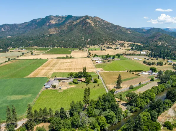 900 Hamilton Rd, Jacksonville, OR 97530