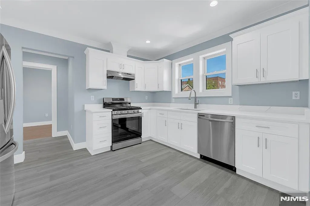 Renovated Modern 2 Bedroom - No Fee — Photo 4