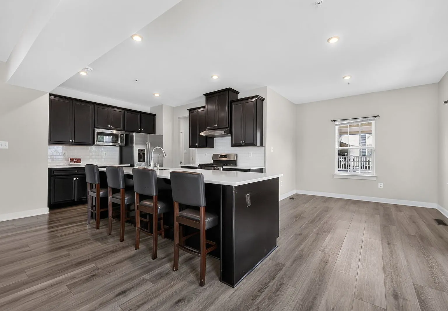 6 bed, 3.5 bath, 3521 sqft, $4,200 — Photo 4
