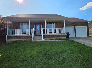 247 Meadowlake Dr, Radcliff, KY 40160