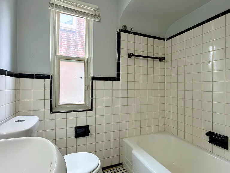 13618 Grandmont Ave — Photo 4