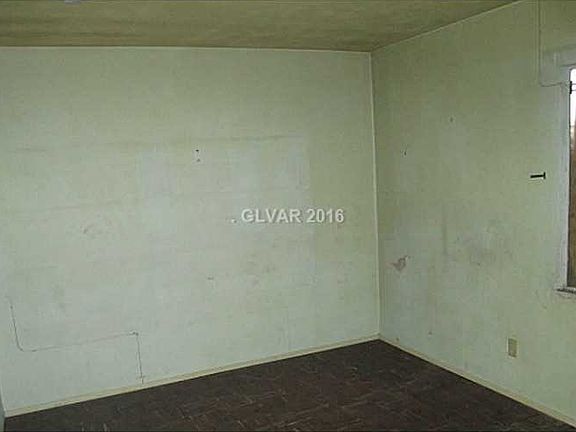 5th image of 688 Blackmore Dr