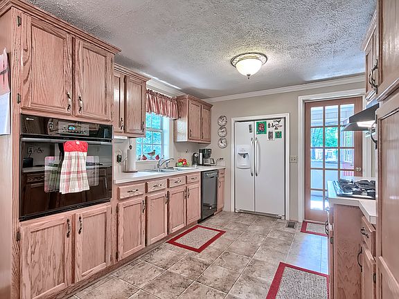 3rd image of 218 Woodlawn Ave. E