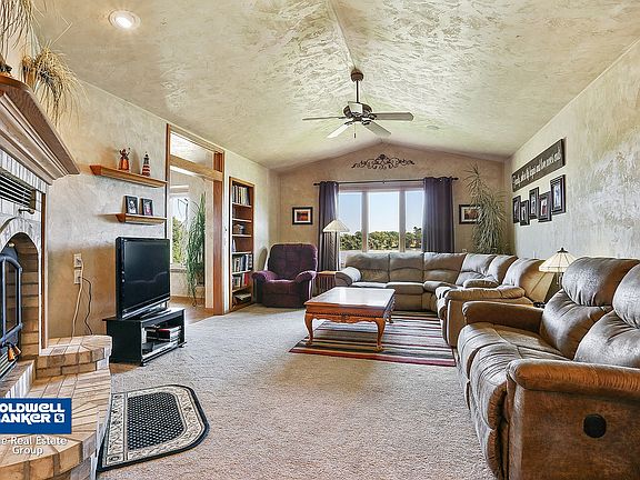 Spacious LR w/vaulted ceiling