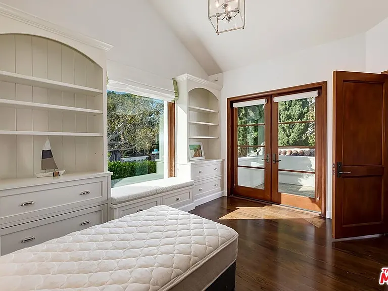 2134 La Mesa Dr — Photo 38