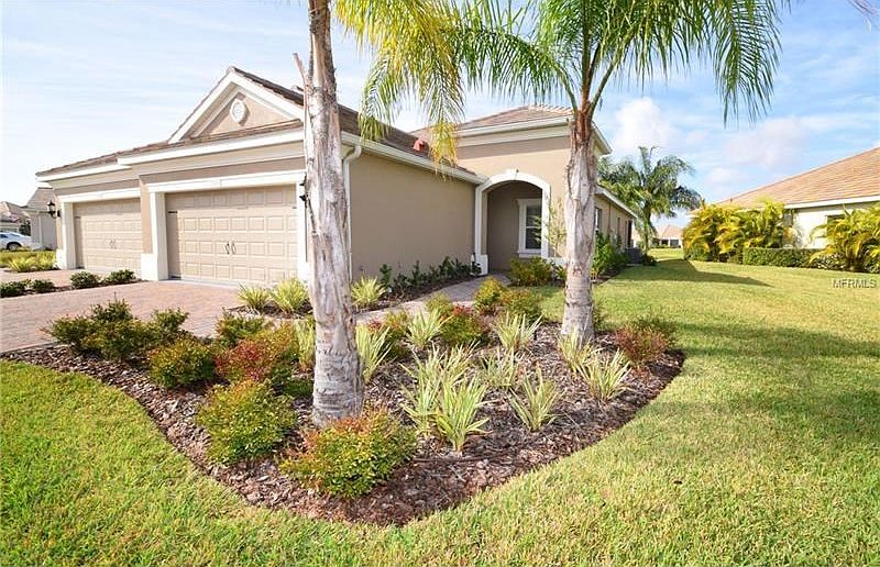 Beautiful Villa on a Waterfront Lot