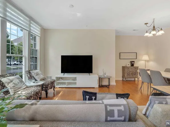 21 Jasmine Ln, Garfield, NJ 07026