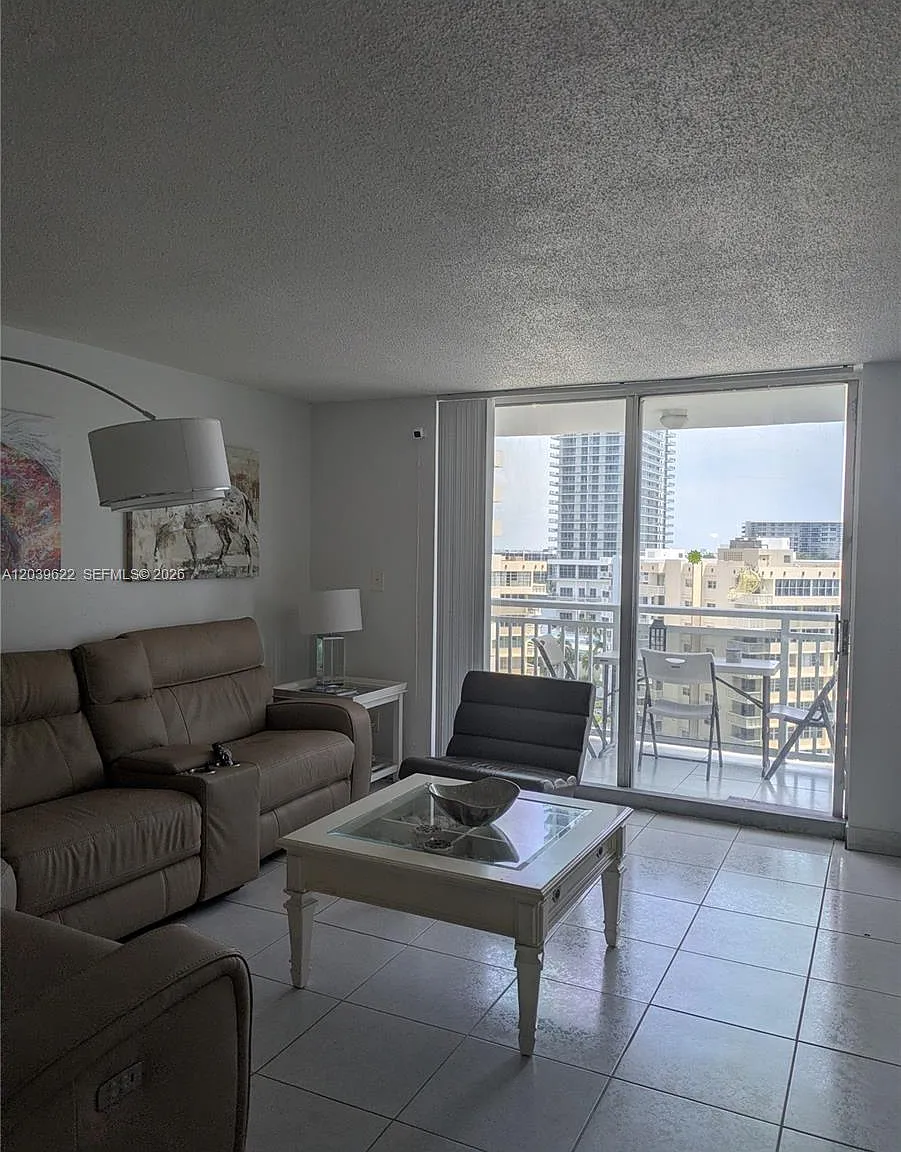 Plaza Towers South Condo — Photo 4