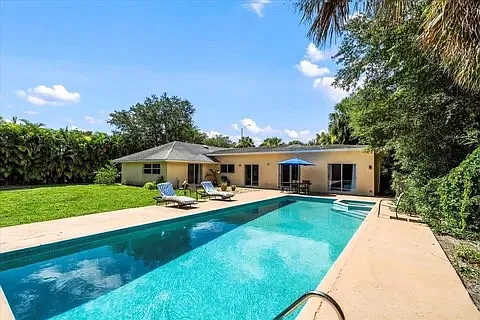 527 E Causeway Blvd — Photo 24