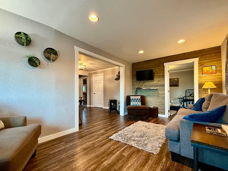 124 W Idaho Ave — Photo 4