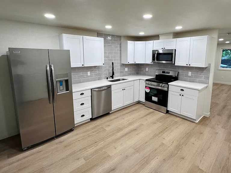 1016 W 23rd St — Photo 3