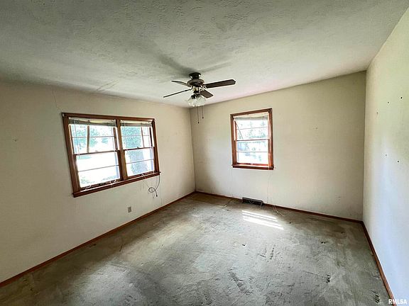 5th image of 2216 Commercial Ave