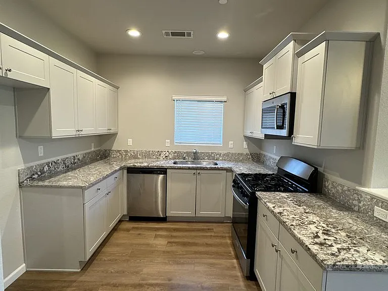 514 S Summit St #101-103 — Photo 4