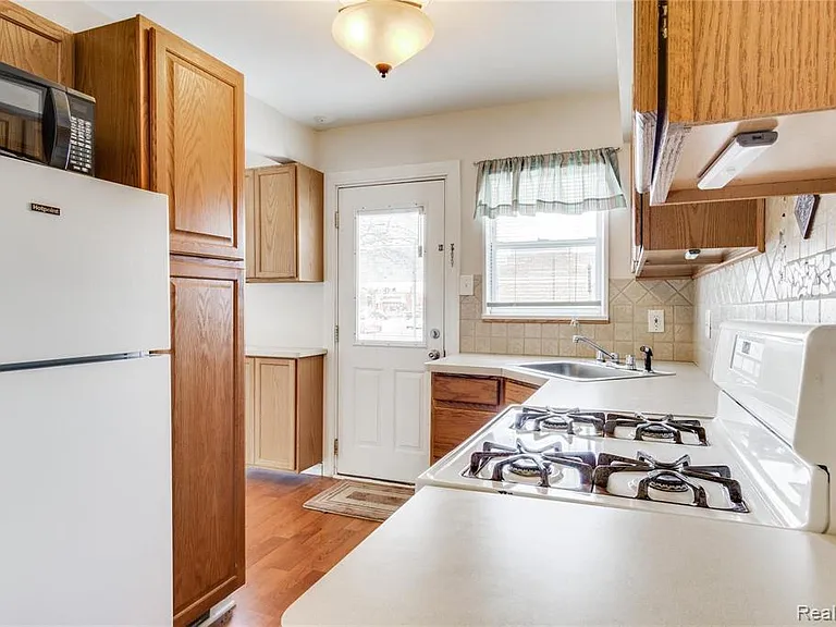 3388 Coolidge Hwy — Photo 32