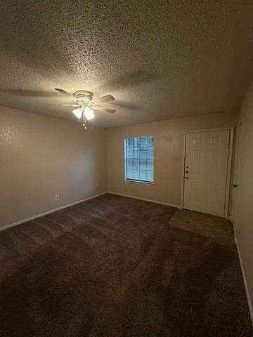 2 Bed / 1 Bath Downstairs Unit Next to City Park! — Photo 4