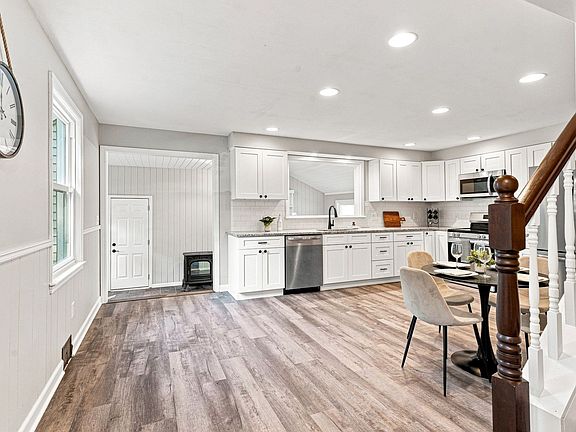 3rd image of 3 Maplelawn Dr