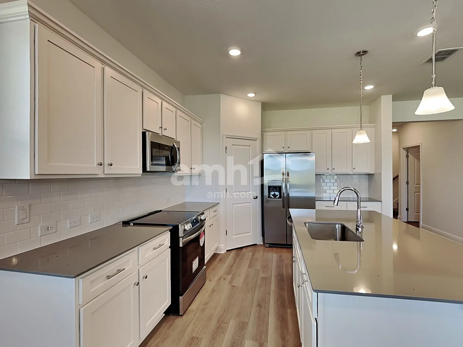 5 bed, 3.0 bath, 2525 sqft, $3,360 — Photo 3