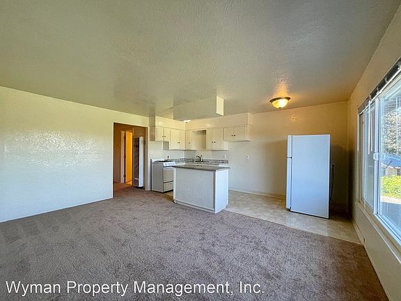 3rd image of 3005 Hilltop Dr