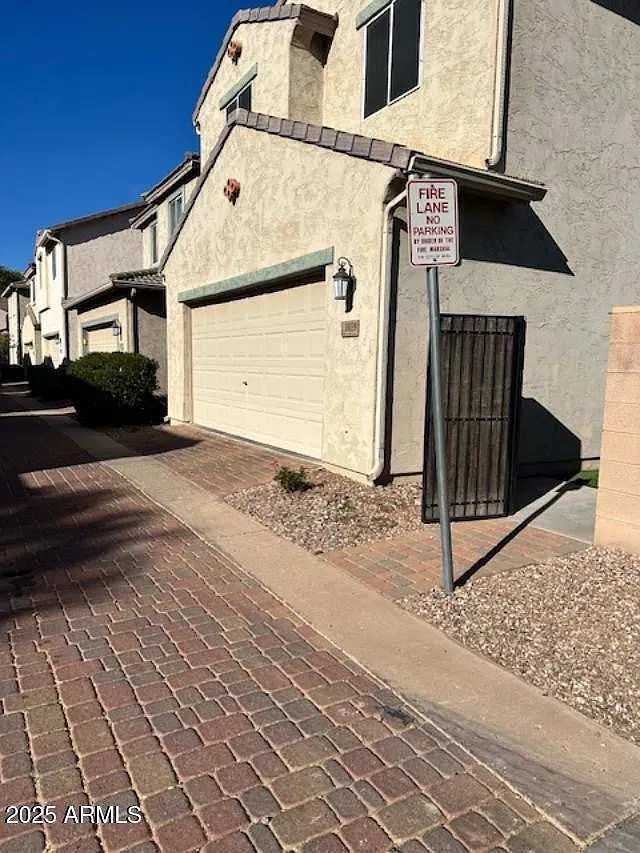 3 bed, 2.5 bath, 1292 sqft, $2,195 — Photo 3