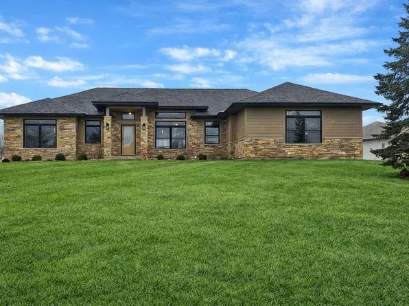 1979 Red Oak Ln, Spring Grove, IL 60081