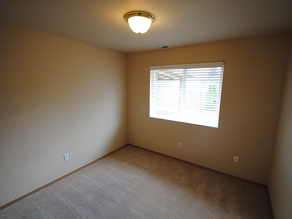 5th image of 1022 200th St Ct E