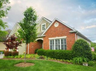 1002 Hunters Lake Dr, Johnson City, TN 37604